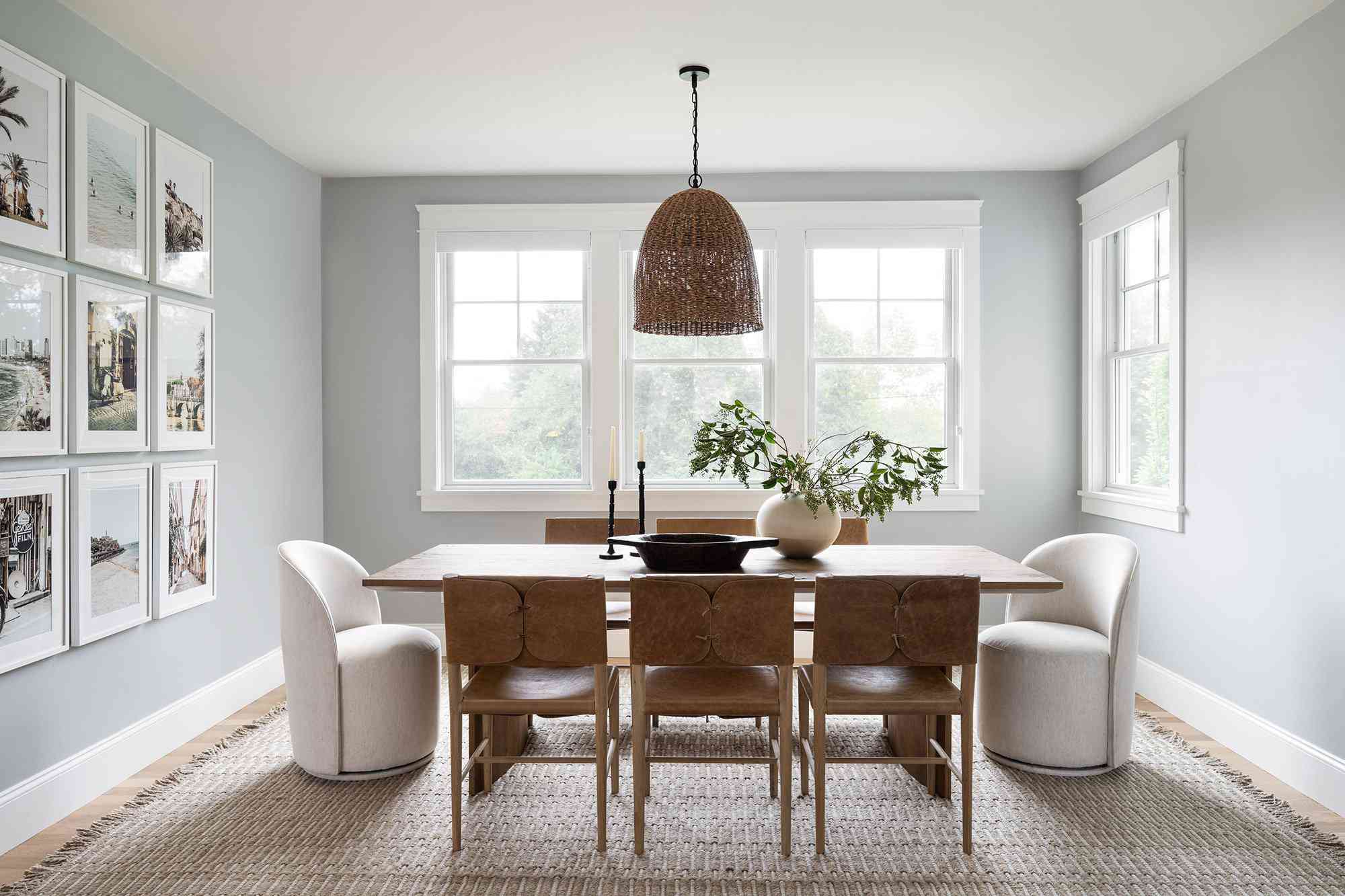 Learn how to Make a Small Consuming Room Look Larger, Based mostly on Designers