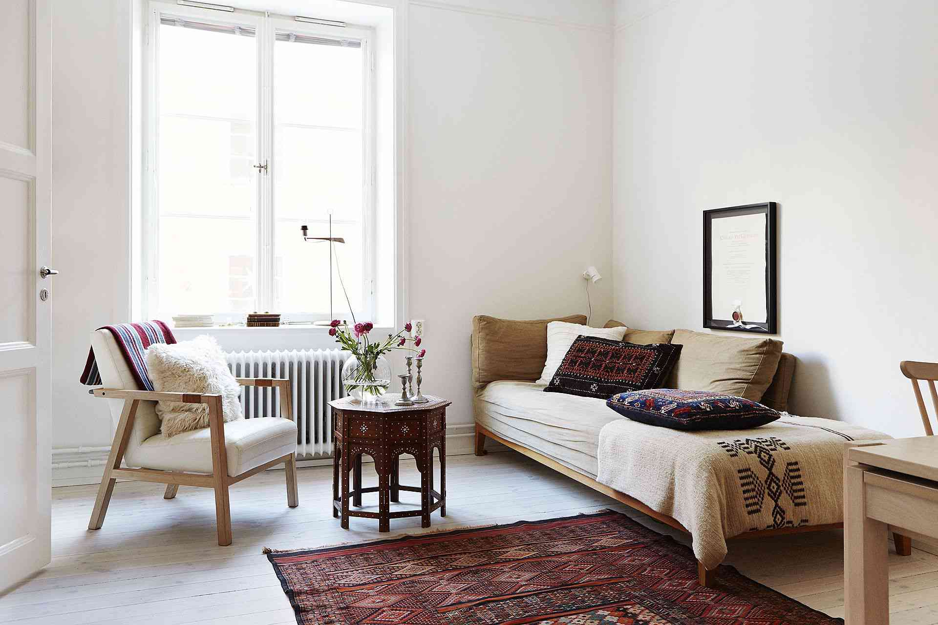 17 Small Residing Room Layouts That Will Maximize Your Social Home