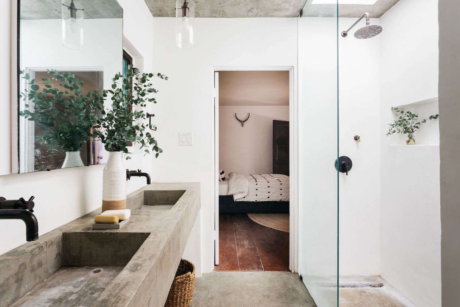 26 Trendy Stroll-In Bathe Ideas for Small Loos