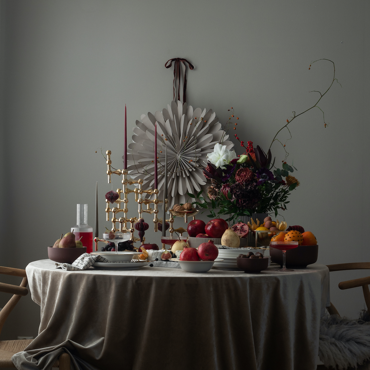 Glow Up Your Feast With These Elegant Christmas Desk Decor Ideas